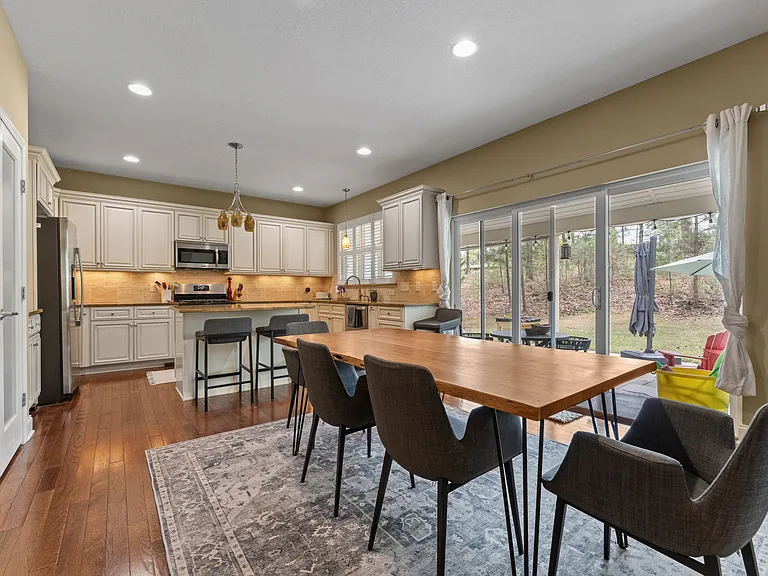 155 Devon Cir — Photo 19