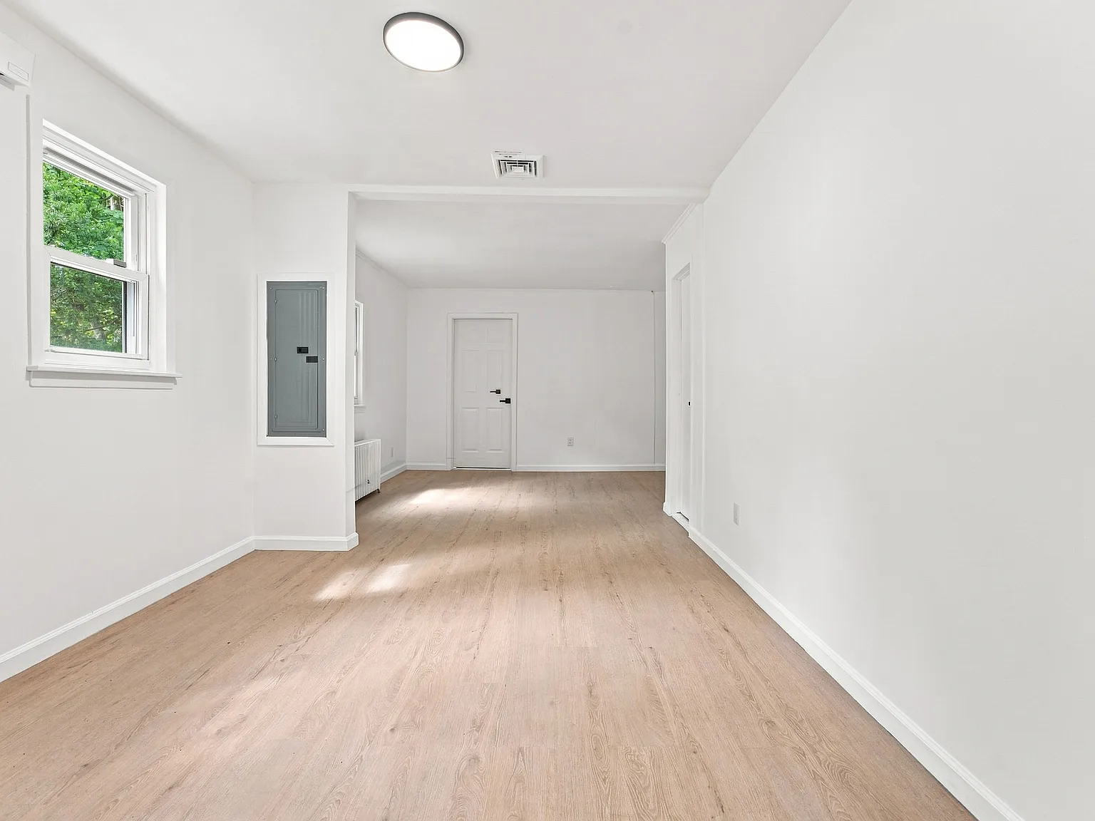 1 bed, 850 sqft, $1,900 — Photo 3