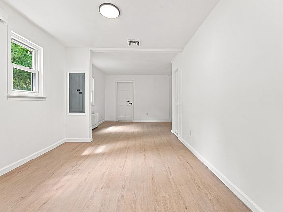 3rd image of 2 Sprucewood Rd Floor 1