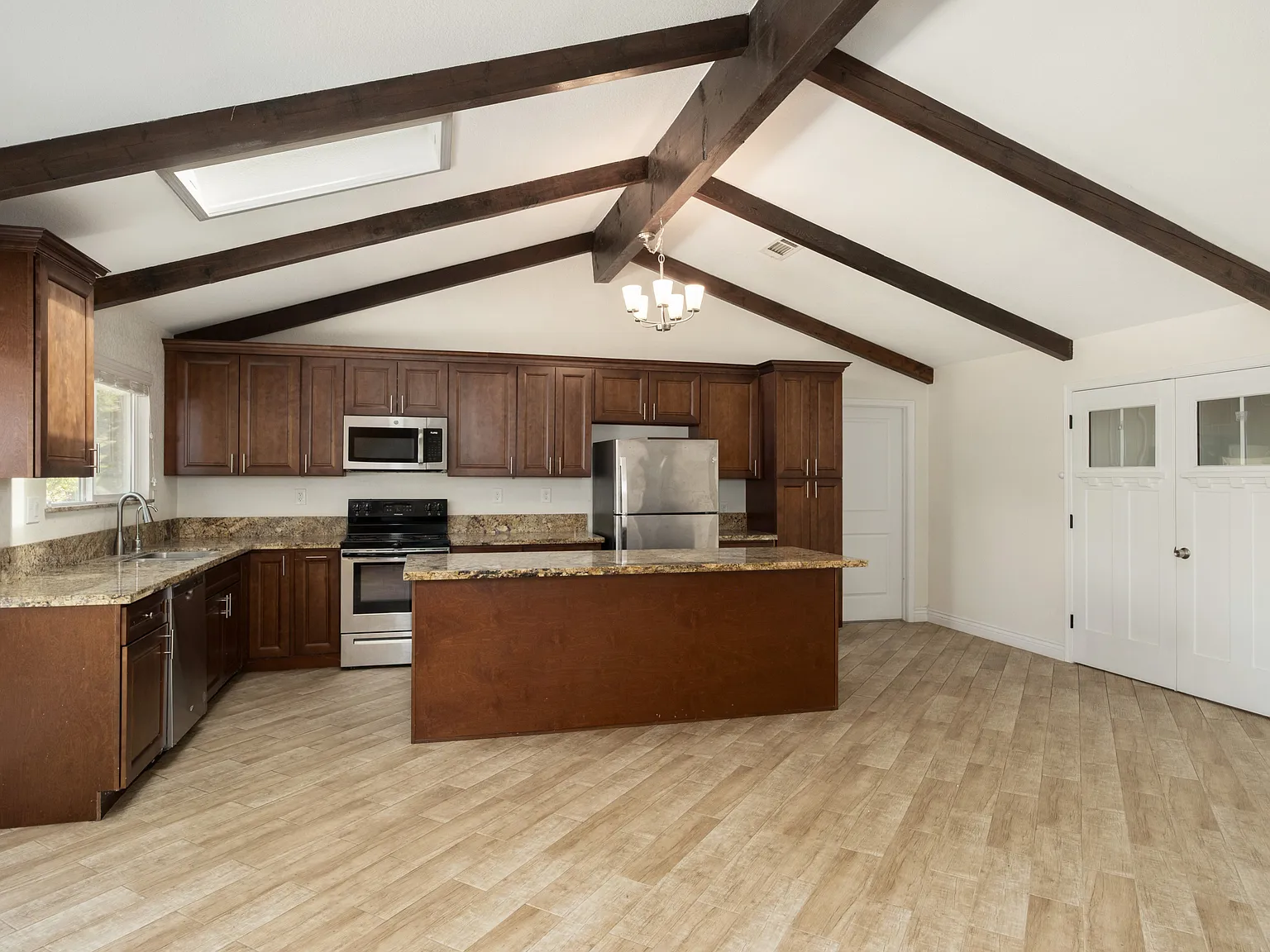 4 bed, 2400 sqft, $2,700 — Photo 4