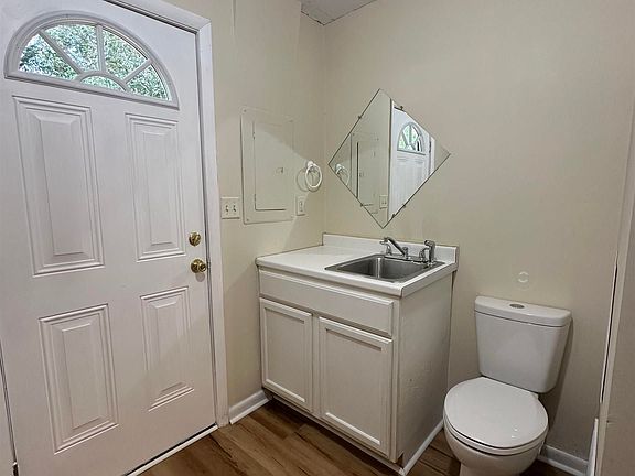 5th image of 2302 Macy Ave