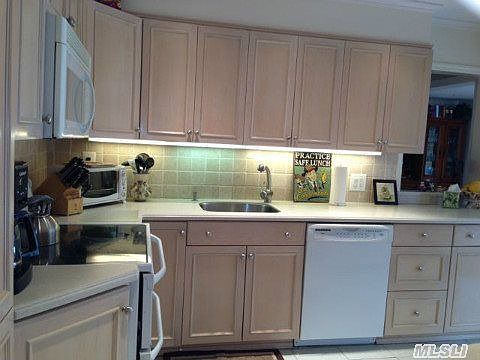 4th image of 22 Avon Ln