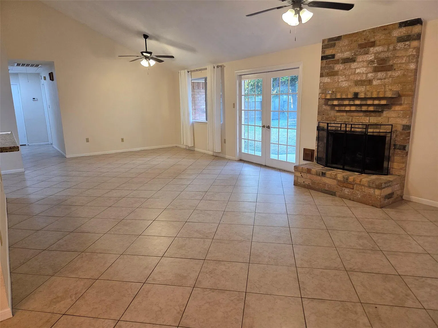 3 bed, 2.0 bath, 1632 sqft, $1,975 — Photo 4