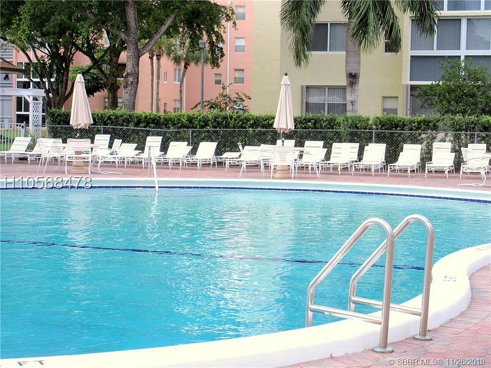2nd image of 2851 Somerset Dr APT 300
