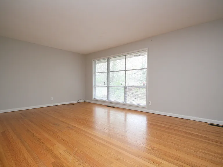 417 Greenacres Dr NW — Photo 4