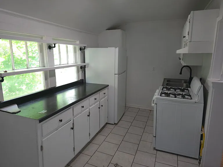 216 Elizabeth Ter — Photo 6