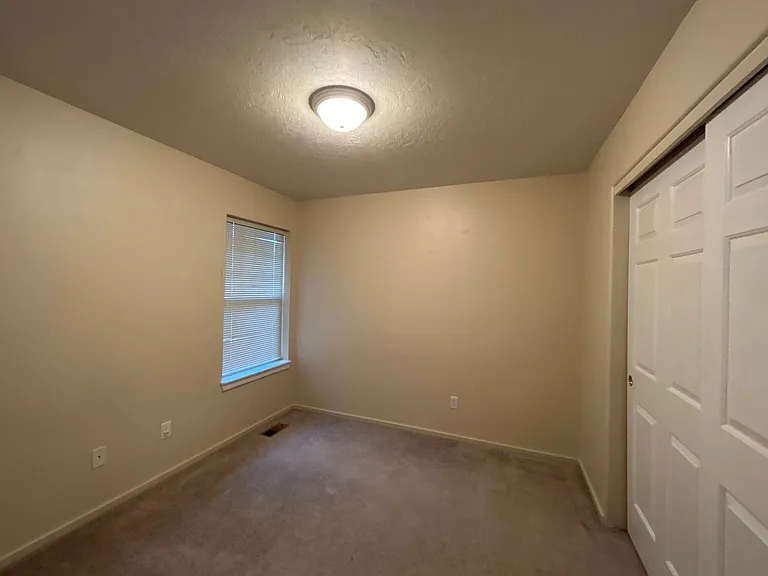 450 NE Hillcrest St — Photo 7