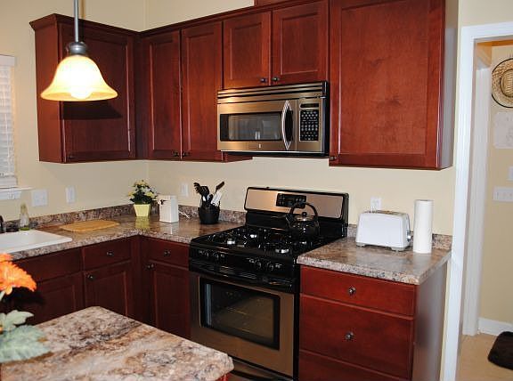 5th image of 605 2nd St NE