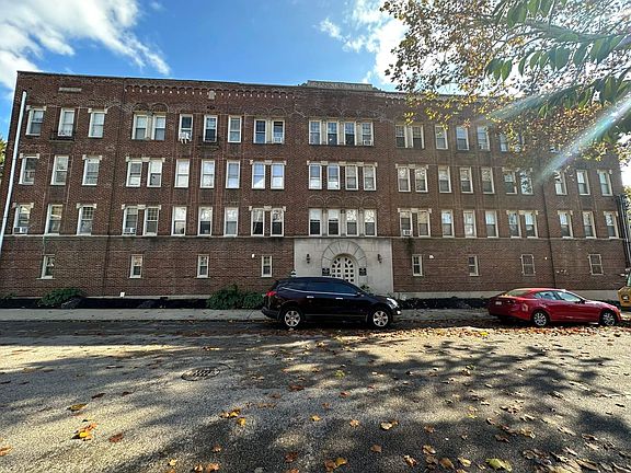 2nd image of 200-15 W Sedgwick St #102