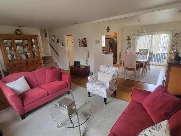 5th image of 117 Tillotson Rd