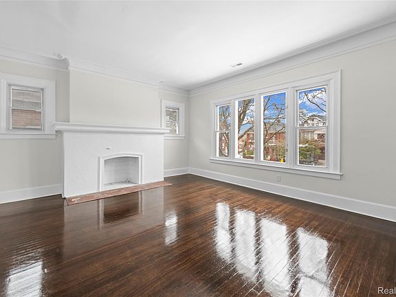 4th image of 3334 Fullerton St