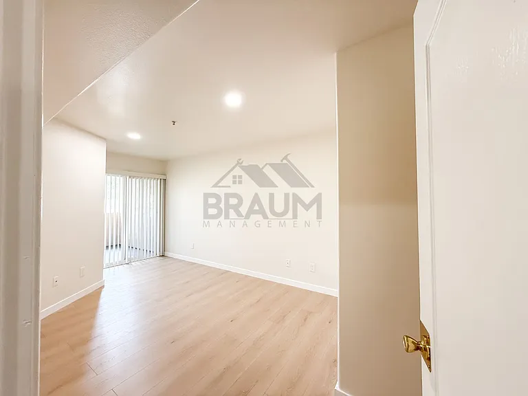 7323 WINNETKA — Photo 16