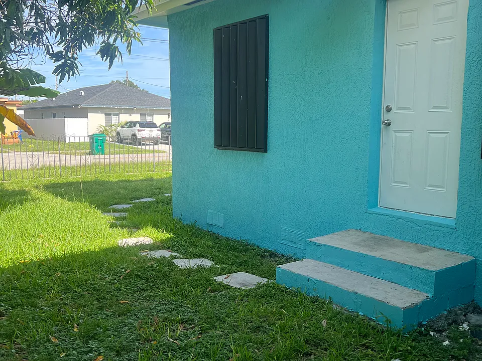 5621 NW 19th Ave