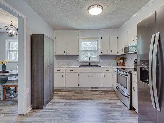 4th image of 321 Springdale Ave