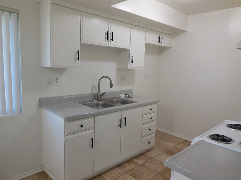 Pointe Newport Apartments — Photo 11