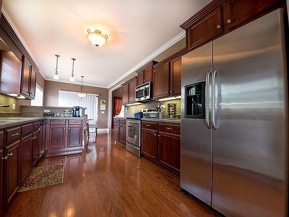 5th image of 205 Montcalm Ln