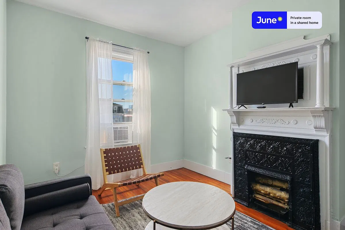 Twin bedroom in 4 bed/1.5 bath home in Allston #835 B — Photo 3