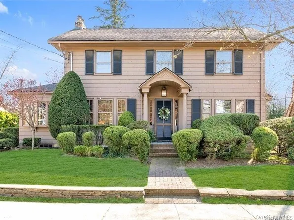 16 Lexington Street, Rockville Centre, NY 11570