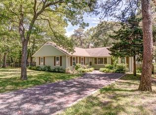 1 Linden Ct, East Quogue, NY 11942