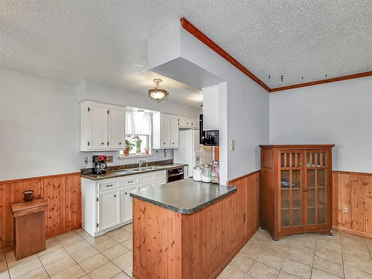 2528 Village Circle Dr — Photo 5