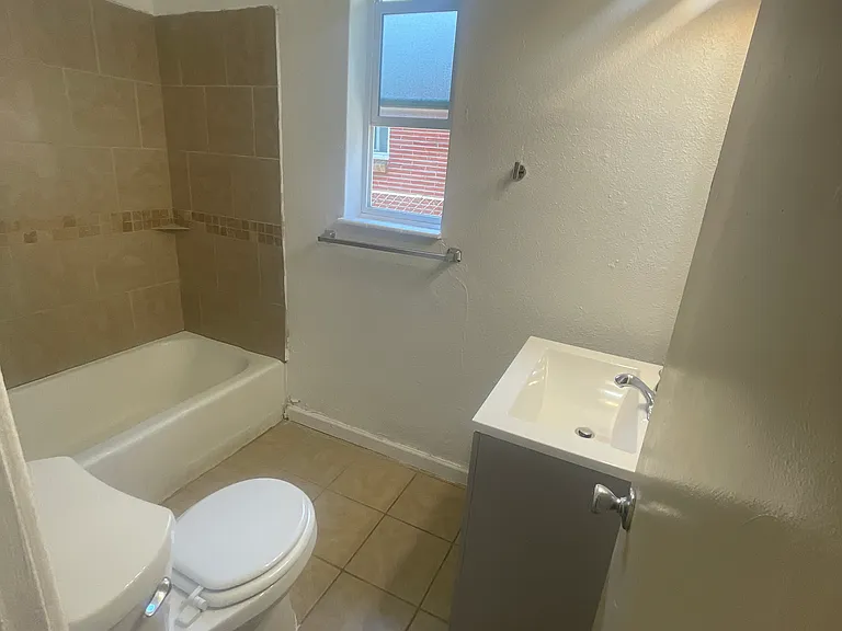 1420 Clinton St — Photo 12