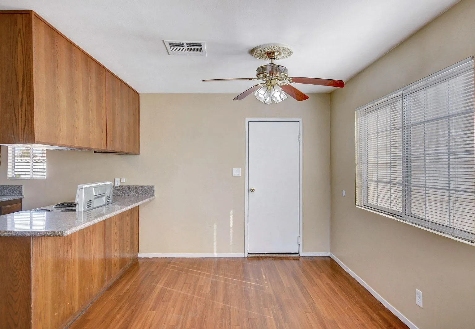 4 bed, 1040 sqft, $1,950 — Photo 3