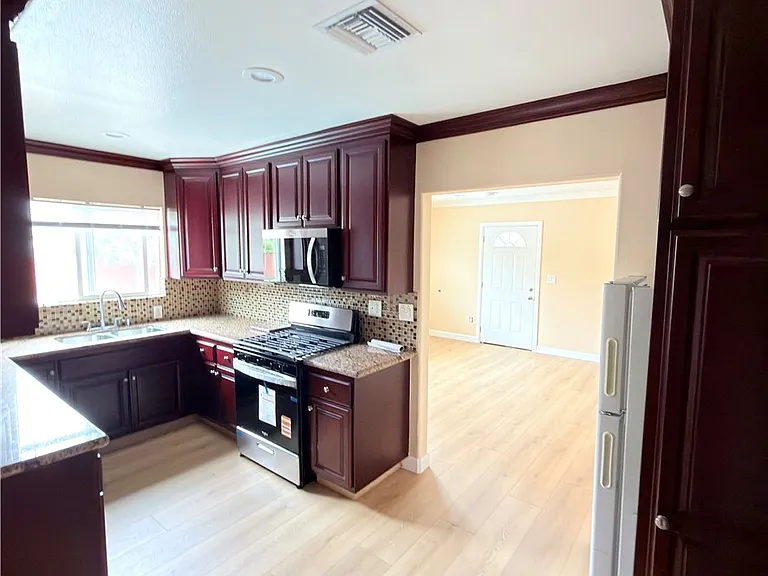 8018 Radford Ave — Photo 4