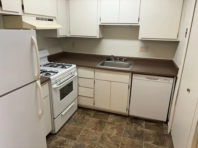 6225-6235 Lincolnshire Ln SE — Photo 3