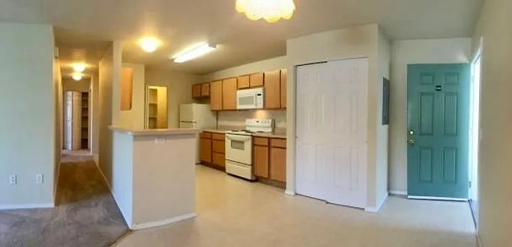 Creekside Apartments — Photo 11