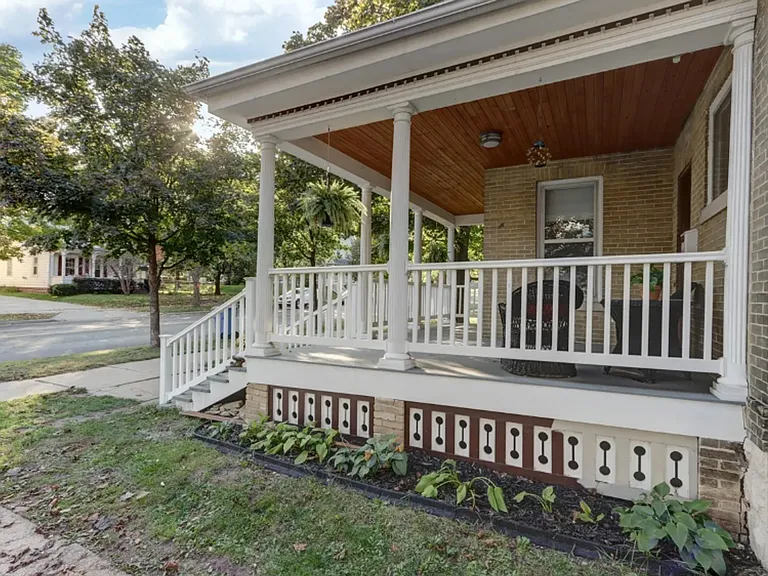 511 W Wisconsin St — Photo 4