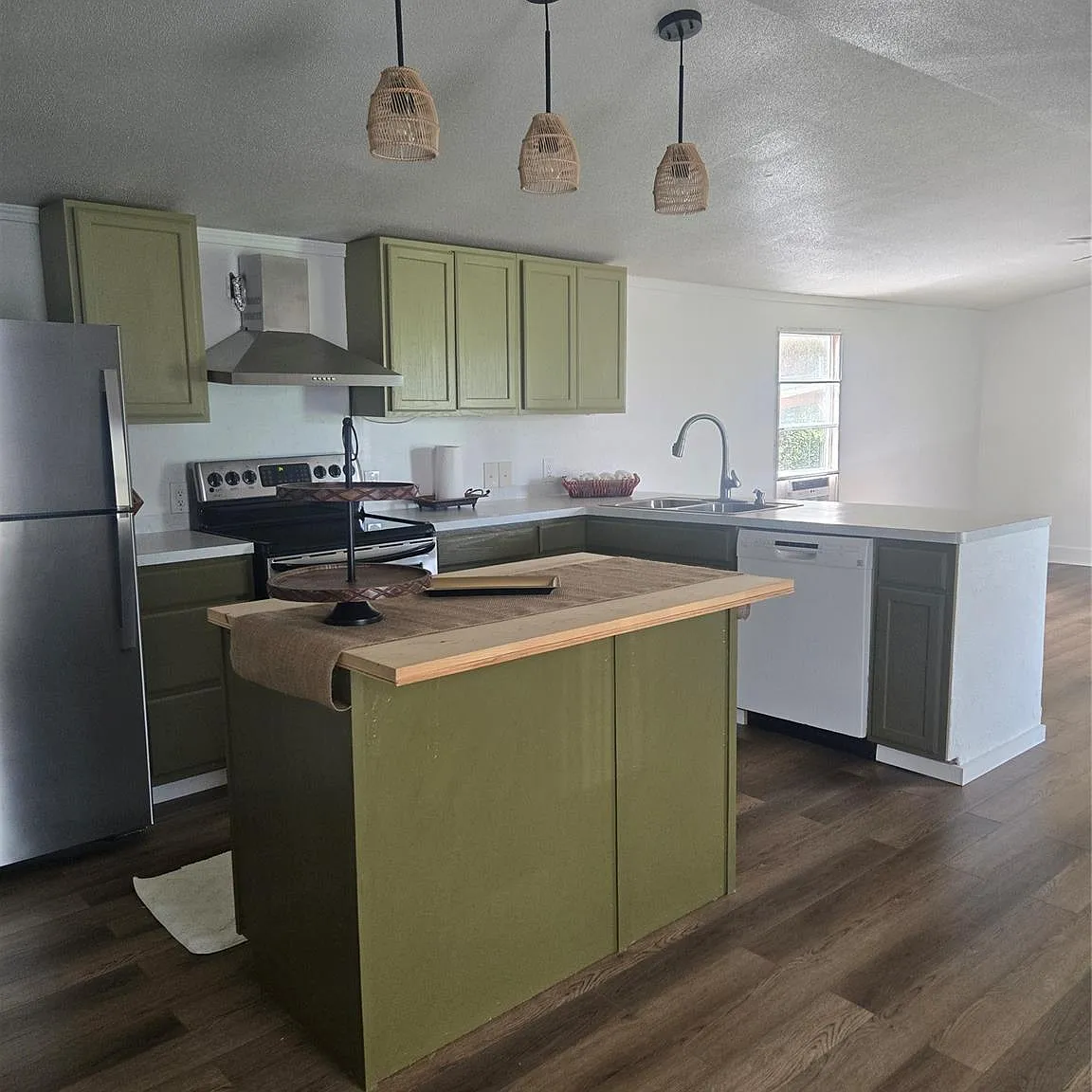 3 bed, 2.0 bath, 1216 sqft, $1,800 — Photo 1