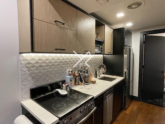4th image of 812 Saint Johns Pl APT 1F