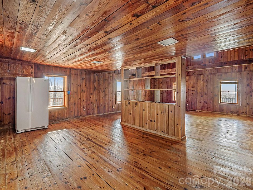 10th image of 156 Carpenters Knob Dr