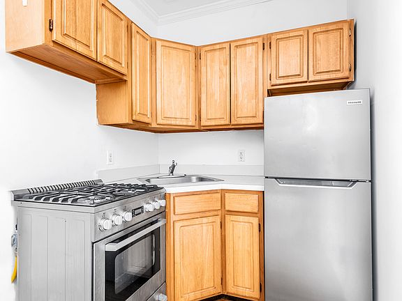 5th image of 127 Orchard St #13
