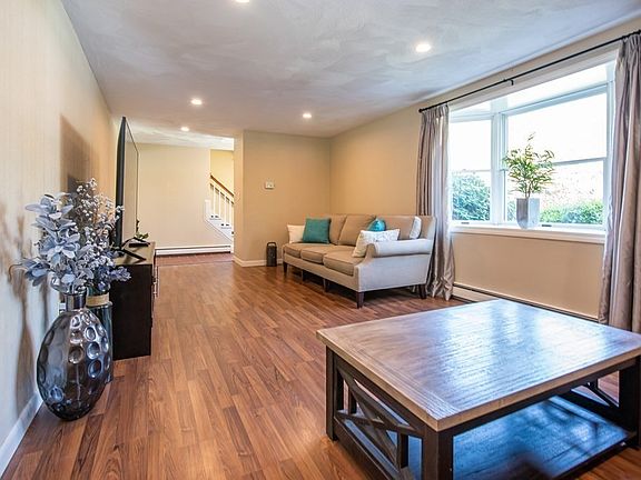 4th image of 79 Karen Ln