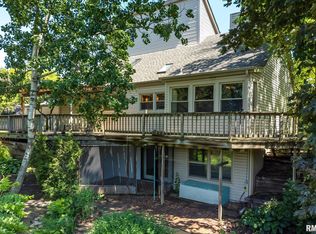 5155 Crestview Heights Dr, Bettendorf, IA 52722