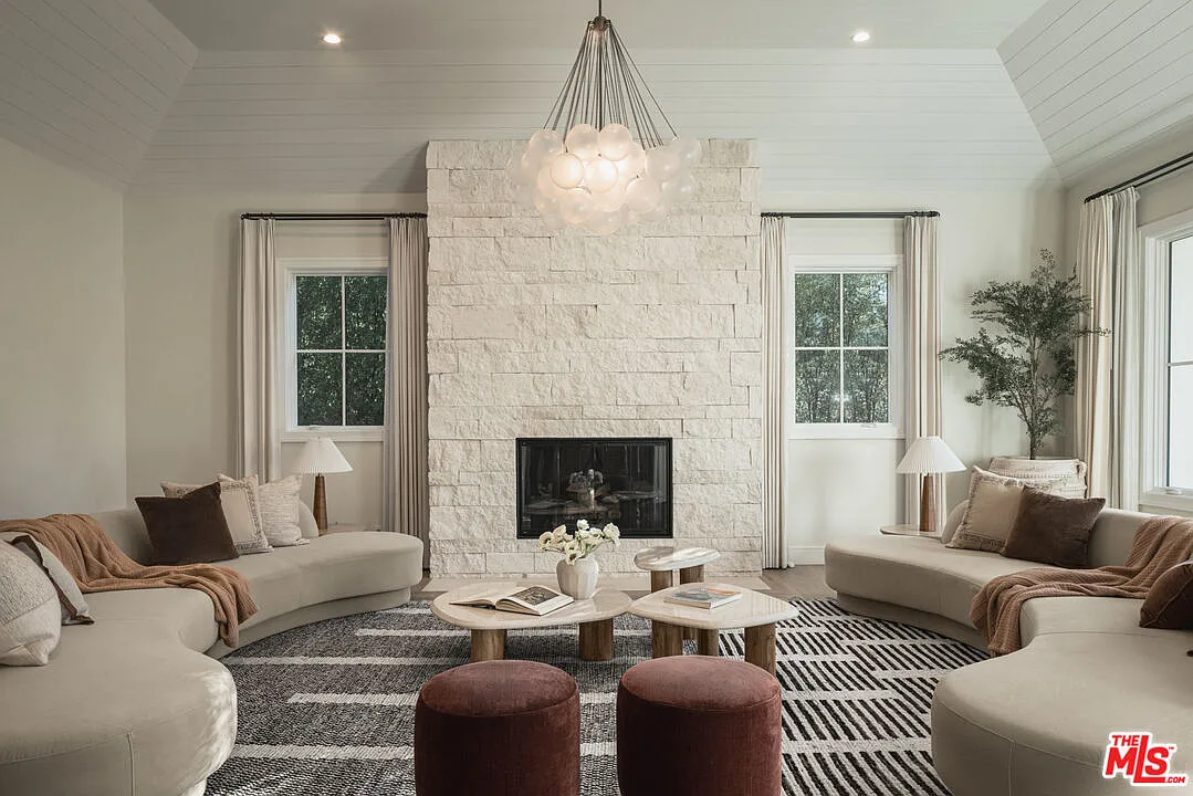 6 bed, 6.5 bath, 8210 sqft, $60,000 — Photo 4