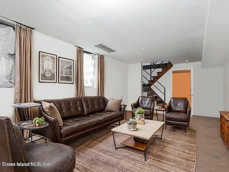 703 Bay St — Photo 5