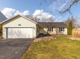 7563 Sugarwood Ln, North Syracuse, NY 13212