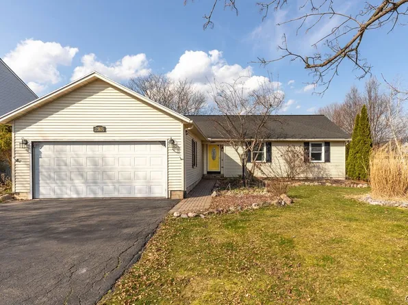 7563 Sugarwood Ln, North Syracuse, NY 13212