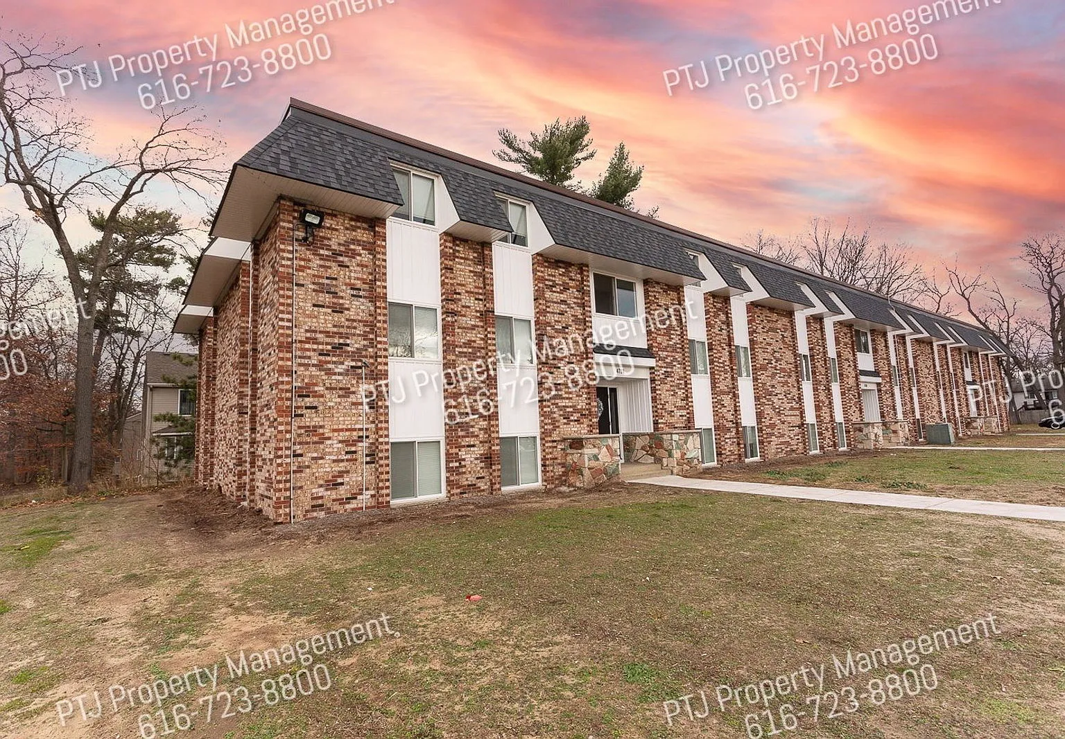 Royal Oak Apartments — Photo 1
