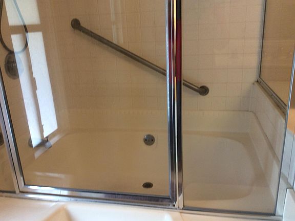 Large walk-in shower/tub