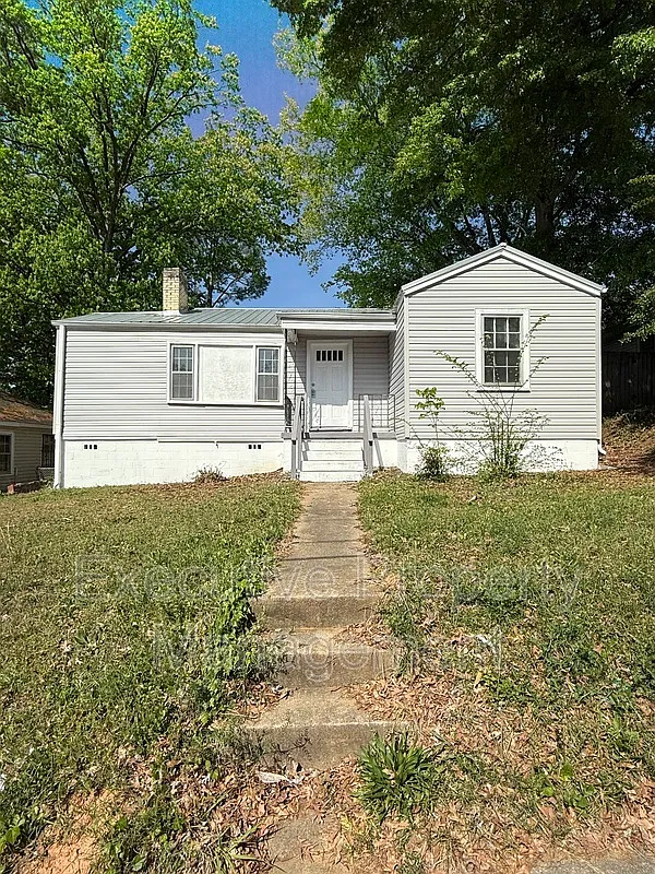 4 bed, 1.0 bath, 932 sqft, $950 — Photo 1