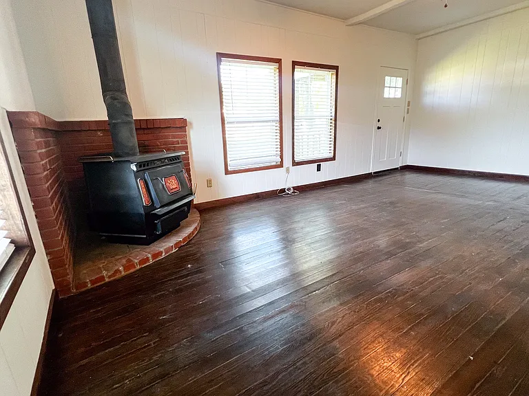 182 Douglas St — Photo 4