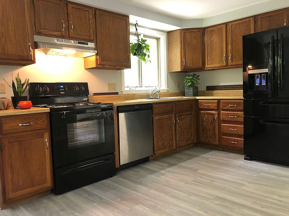 2nd image of 27 Sherwood Forest Rd