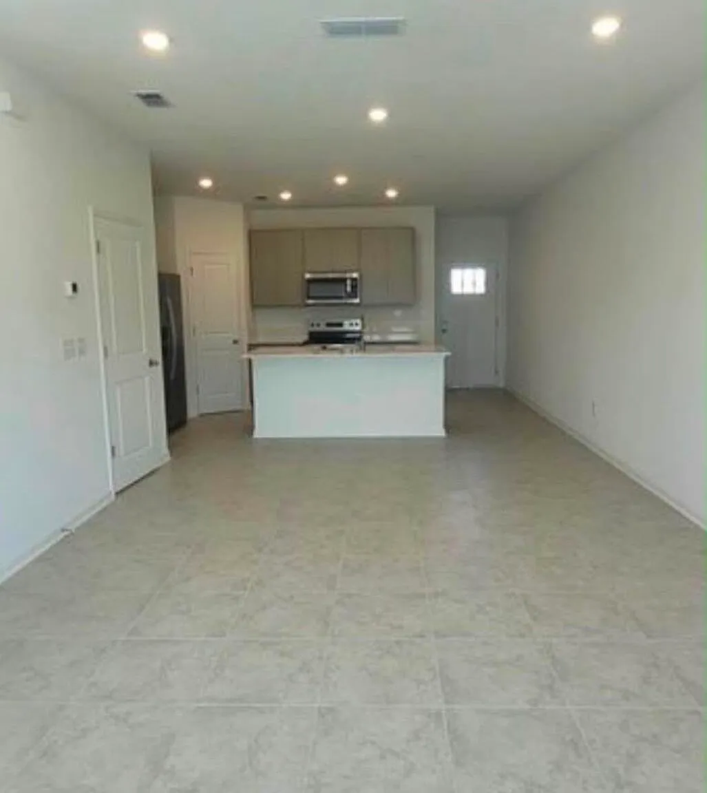3 bed, 2.5 bath, 1433 sqft, $1,950 — Photo 2