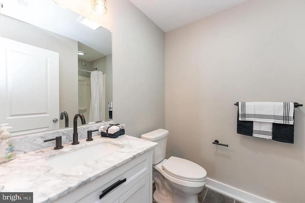 1001 N Marshall St — Photo 1