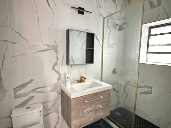 4th image of 942 51st St #1F