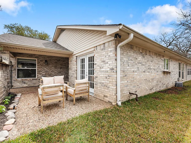 2907 Broadmoor Dr — Photo 4