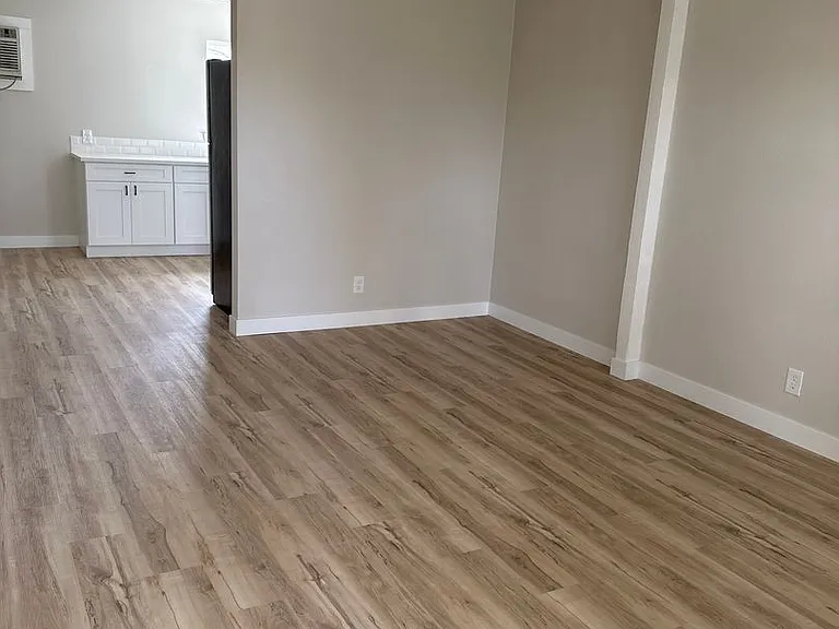 1403 E Elm St — Photo 2